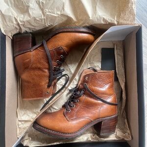 Frye Sabrina 6G Lace up Boots Cognac